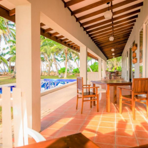 Arhimser Villa-superb 4 bedroom beachfront BB for 8 in Ranna, Tangalle, pool, free pick up for 7 night stays arriving together, serviced, taxes included